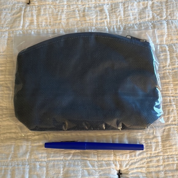 Toiletry cases - monogrammed P and plain blue - Picture 3 of 5